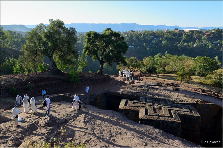 A Lalibela on dénombre pas moins de onze églises du XII ème siècle, creusées à même le sol volcanique. Ici St. Georges. (1)