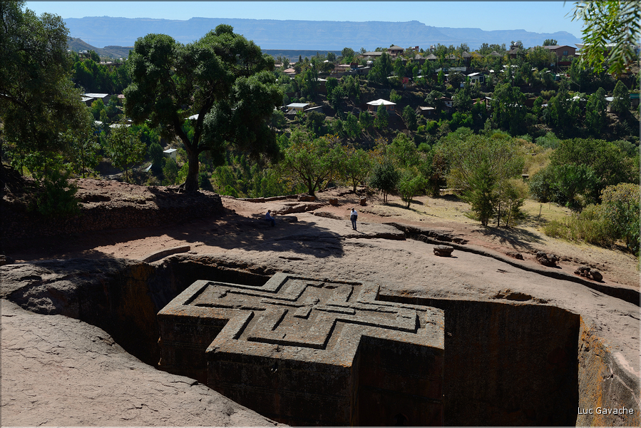 A Lalibela on dénombre pas moins de onze églises du XII ème siècle, creusées à même le sol volcanique. Ici St. Georges. (2)