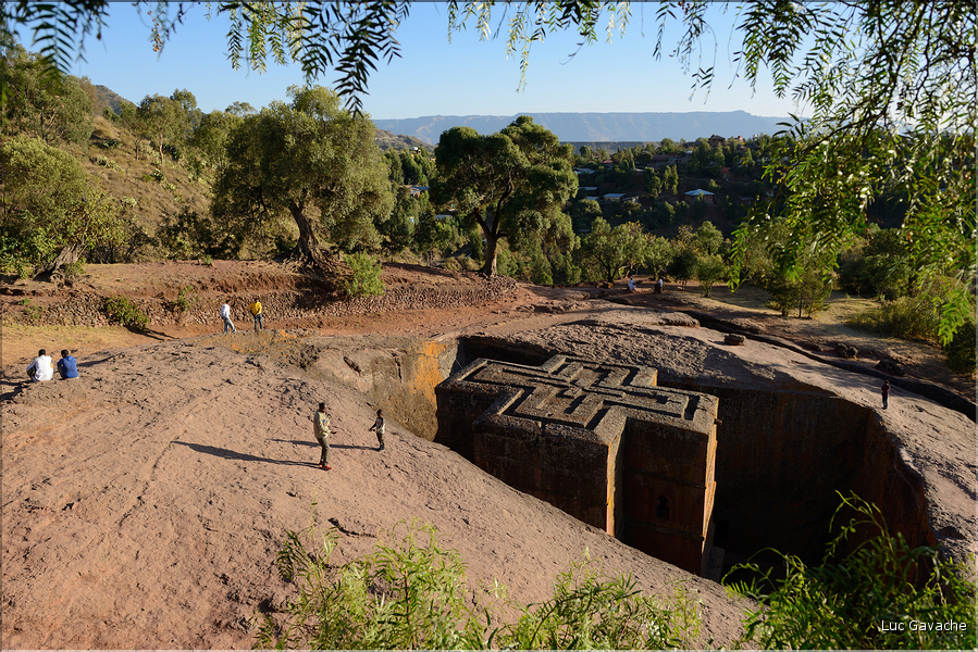 A Lalibela on dénombre pas moins de onze églises du XII ème siècle, creusées à même le sol volcanique. Ici St. Georges. (4)