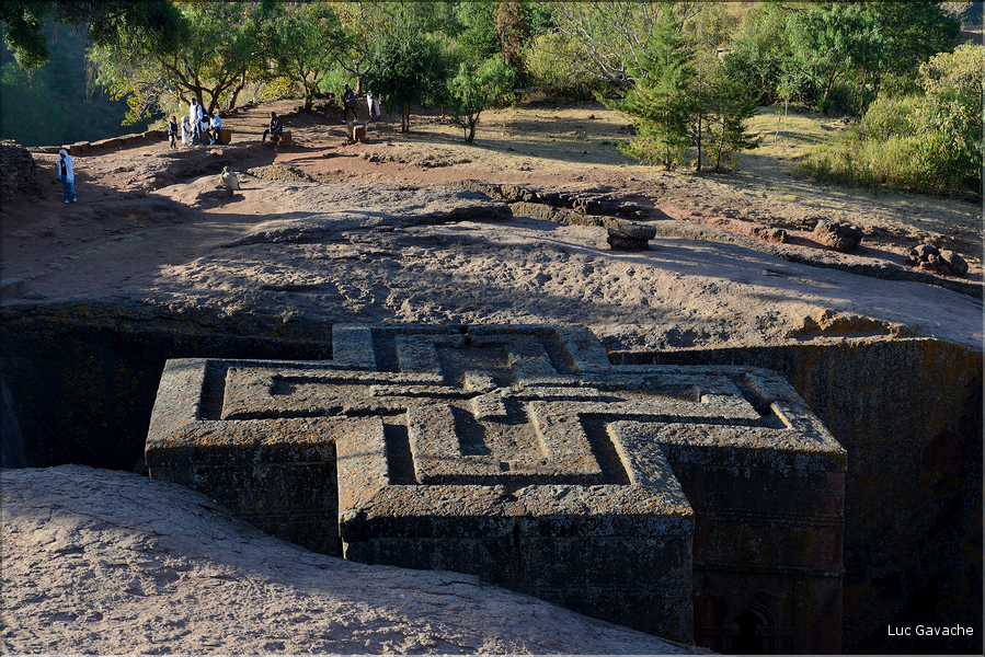 A Lalibela on dénombre pas moins de onze églises du XII ème siècle, creusées à même le sol volcanique. Ici St. Georges. (7)