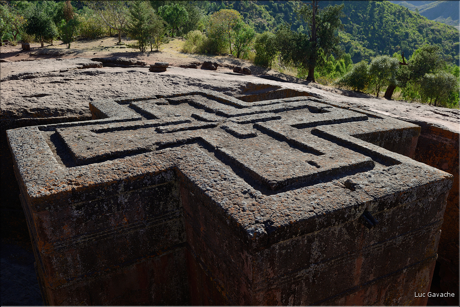 A Lalibela on dénombre pas moins de onze églises du XII ème siècle, creusées à même le sol volcanique. Ici St. Georges. (8)