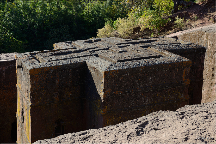 A Lalibela on dénombre pas moins de onze églises du XII ème siècle, creusées à même le sol volcanique. Ici St. Georges. (9)