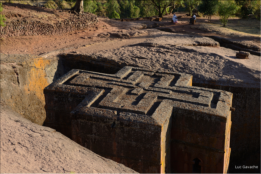 A Lalibela on dénombre pas moins de onze églises du XII ème siècle, creusées à même le sol volcanique. Ici St. Georges. (10)