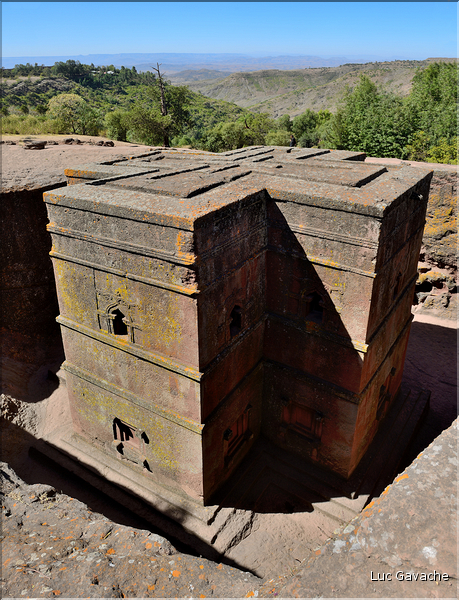 A Lalibela on dénombre pas moins de onze églises du XII ème siècle, creusées à même le sol volcanique. Ici St. Georges. (12)