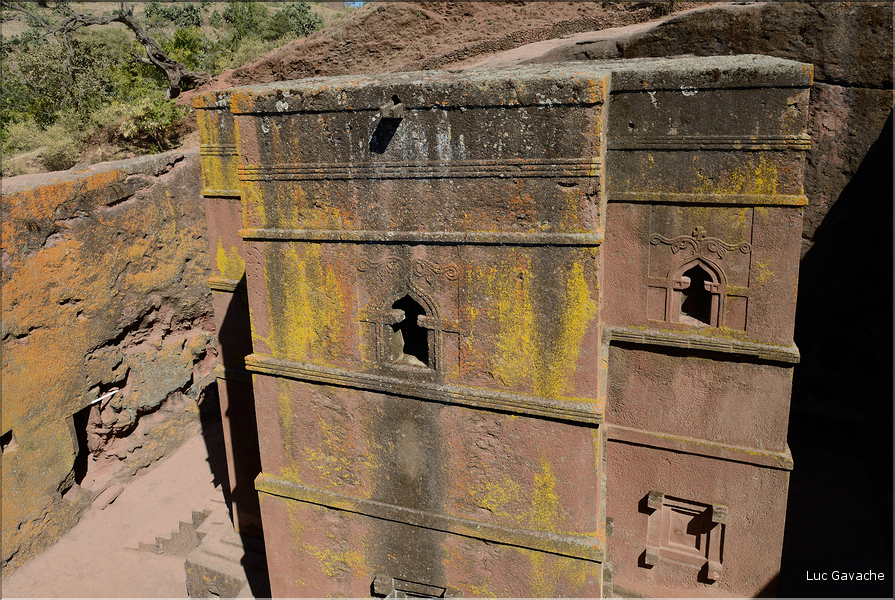A Lalibela on dénombre pas moins de onze églises du XII ème siècle, creusées à même le sol volcanique. Ici St. Georges. (13)