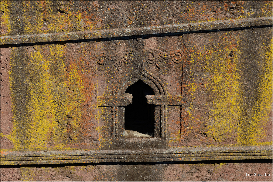 A Lalibela on dénombre pas moins de onze églises du XII ème siècle, creusées à même le sol volcanique. Ici St. Georges. (14)