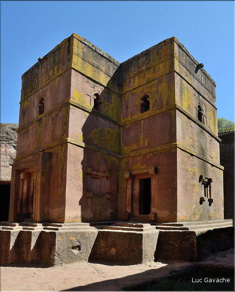 A Lalibela on dénombre pas moins de onze églises du XII ème siècle, creusées à même le sol volcanique. Ici St. Georges. (15)