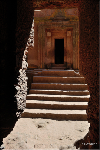 A Lalibela on dénombre pas moins de onze églises du XII ème siècle, creusées à même le sol volcanique. Ici St. Georges. (16)
