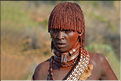 Les femmes Hamer enduisent leurs fines tresses d'un mélange de beurre et d'ocre rouge. (1)