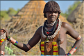 Les femmes Hamer enduisent leurs fines tresses d'un mélange de beurre et d'ocre rouge. (2)
