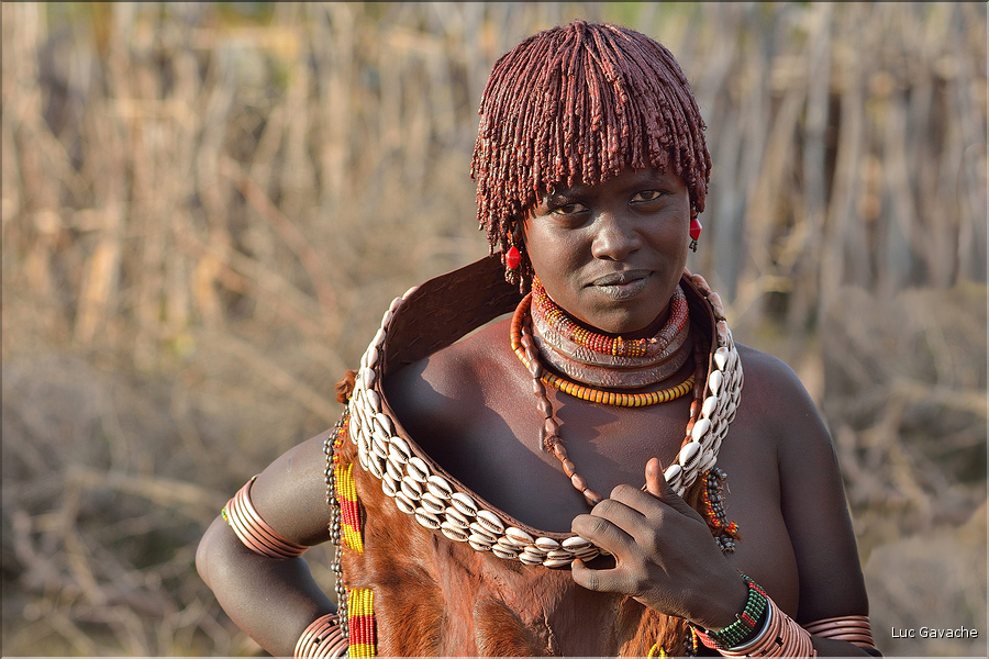 Les femmes Hamer enduisent leurs fines tresses d'un mélange de beurre et d'ocre rouge. (3)