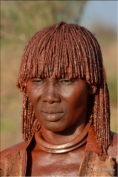 Les femmes Hamer enduisent leurs fines tresses d'un mélange de beurre et d'ocre rouge. (4)