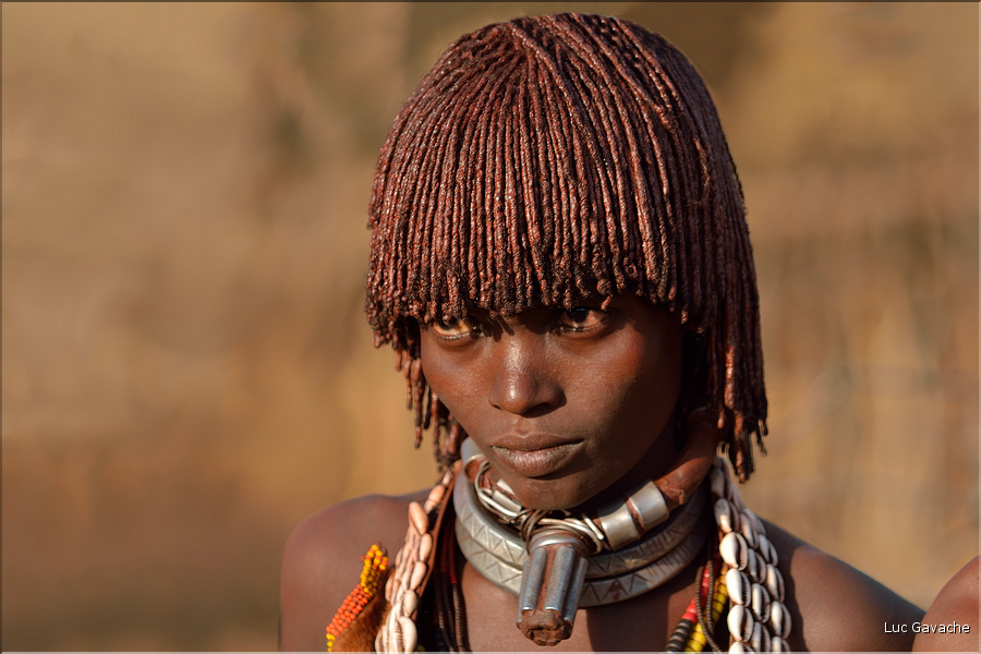 Les Hamer sont polygames, les femmes qui portent ce collier avec une proéminence, sont les premières épouses. (1)