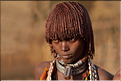 Les Hamer sont polygames, les femmes qui portent ce collier avec une proéminence, sont les premières épouses. (1)