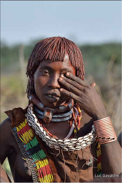 Les Hamer sont polygames, les femmes qui portent ce collier avec une proéminence, sont les premières épouses. (2)