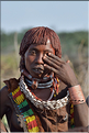 Les Hamer sont polygames, les femmes qui portent ce collier avec une proéminence, sont les premières épouses. (2)