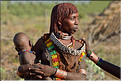 Les Hamer sont polygames, les femmes qui portent ce collier avec une proéminence, sont les premières épouses. (3)