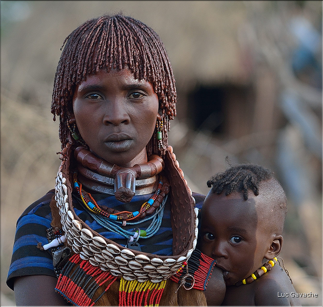 Les Hamer sont polygames, les femmes qui portent ce collier avec une proéminence, sont les premières épouses. (4)