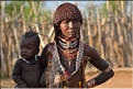Les Hamer sont polygames, les femmes qui portent ce collier avec une proéminence, sont les premières épouses. (5)