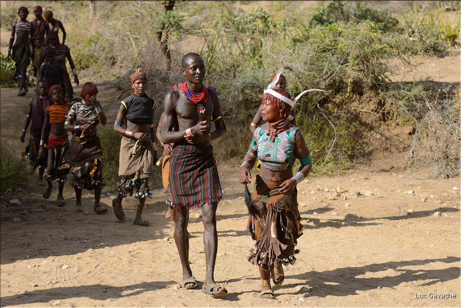 Chez les Hamer la fête la plus importante est l'Ukuli, le passage à l'age adulte d'un jeune garçon. Ici rassemblement des intervenants dans un endroit dégagé près du village. (1)