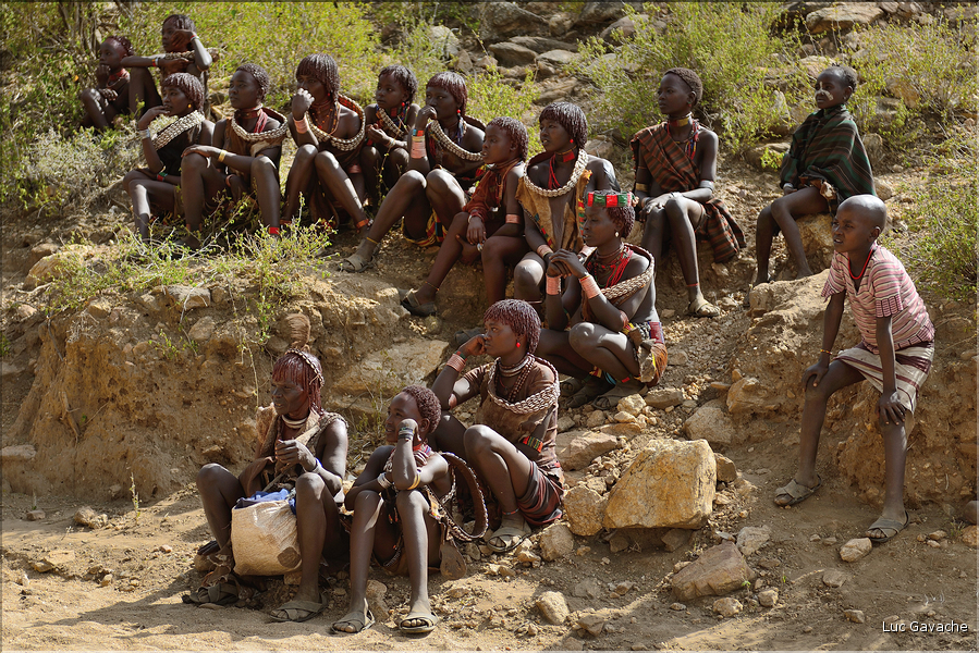 ...sous le regard des autres Hamer des villages environnent. (1)