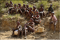 ...sous le regard des autres Hamer des villages environnent. (1)