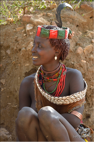 ...sous le regard des autres Hamer des villages environnent. (4)