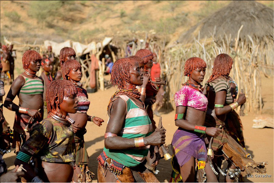 Les chants et les danses ont repris et la ferveur va monter crescendo. (17)