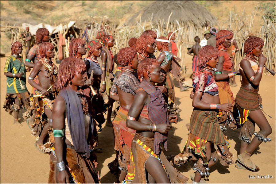 Les chants et les danses ont repris et la ferveur va monter crescendo. (18)
