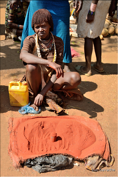 ... avec des femmes hamer, qui vendent entre autre, de l'ocre rouge pour leur cheveux et des poteries pour la confection de la bière. (2)