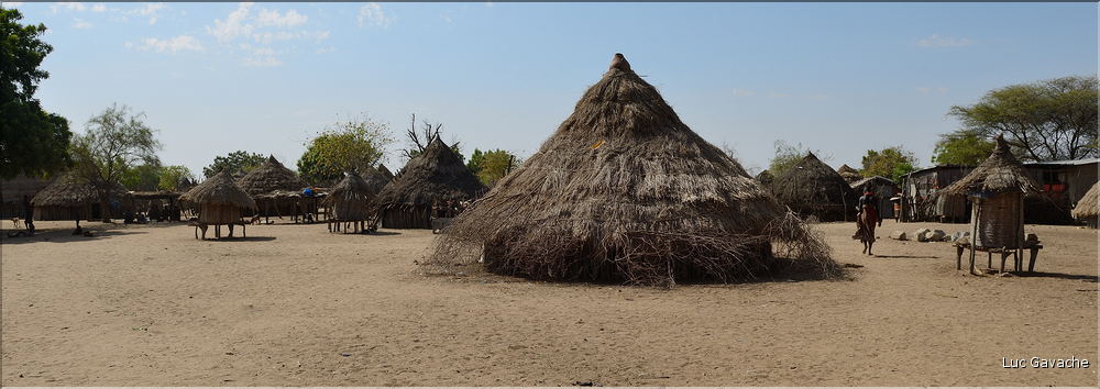 Ici le village Korcho oú les femmes préparent collectivement du sorgho pour faire de la bière en vu d'une petite fête. (1)