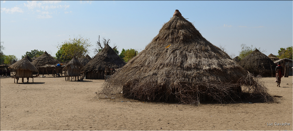 Ici le village Korcho oú les femmes préparent collectivement du sorgho pour faire de la bière en vu d'une petite fête. (2)