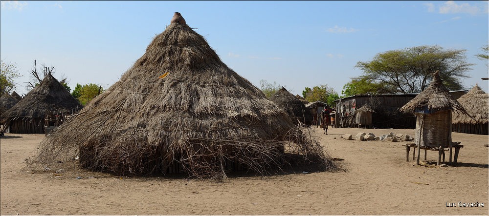 Ici le village Korcho oú les femmes préparent collectivement du sorgho pour faire de la bière en vu d'une petite fête. (3)