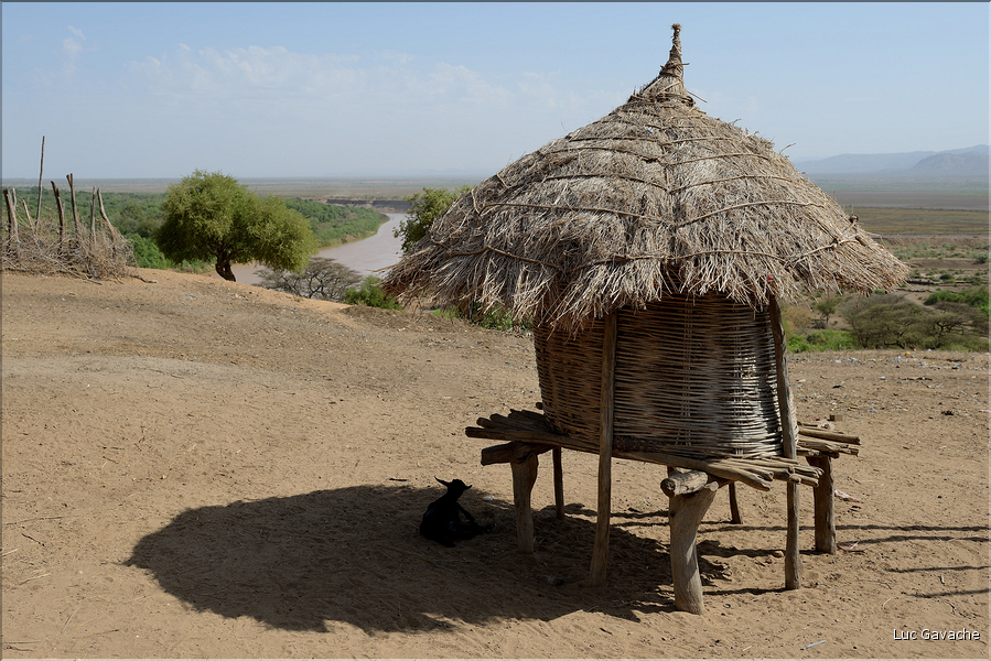 Ici le village Korcho oú les femmes préparent collectivement du sorgho pour faire de la bière en vu d'une petite fête. (5)