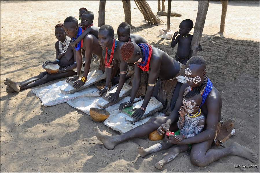 Ici le village Korcho oú les femmes préparent collectivement du sorgho pour faire de la bière en vu d'une petite fête. (8)