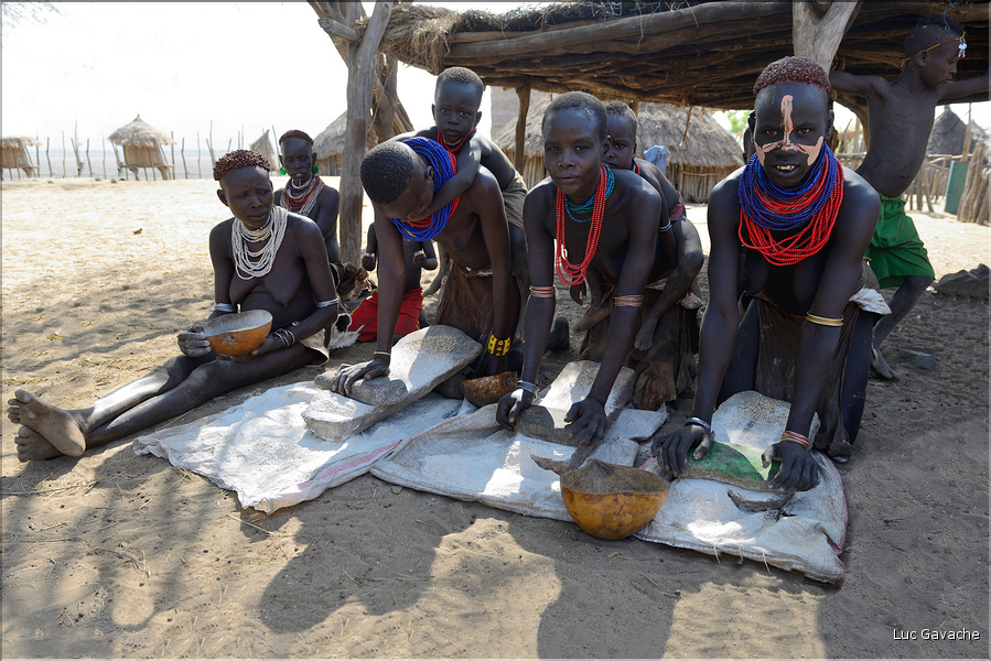 Ici le village Korcho oú les femmes préparent collectivement du sorgho pour faire de la bière en vu d'une petite fête. (9)