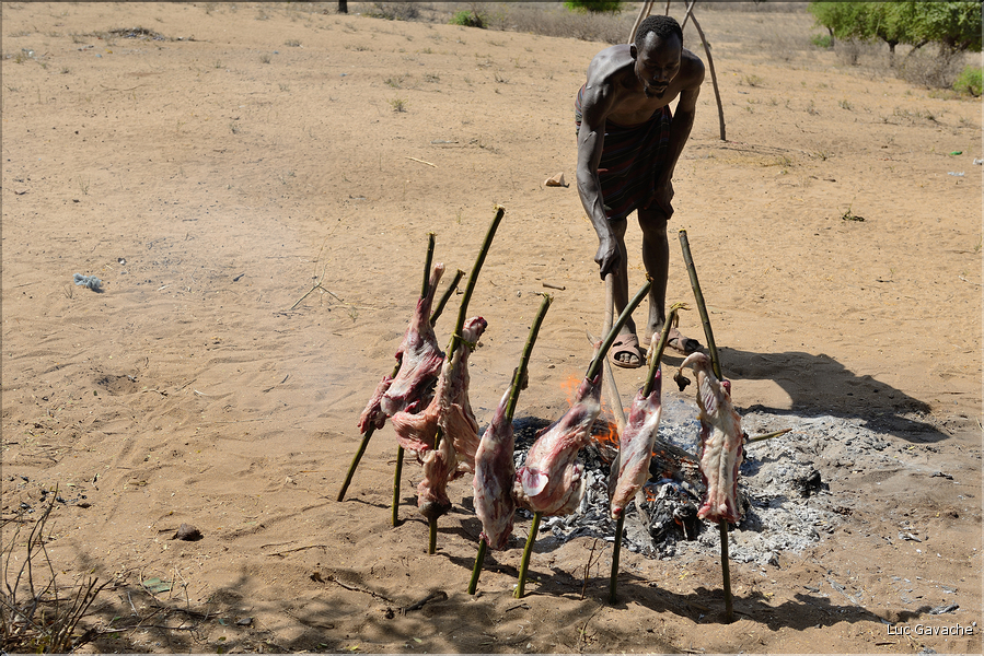 De la viande est également préparée.
