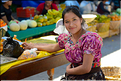 Le marché de Solola est fréquenté par des ethnies hautes en couleurs, qui descendent directement des Maya. (5)