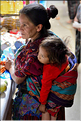 Le marché de Solola est fréquenté par des ethnies hautes en couleurs, qui descendent directement des Maya. (6)
