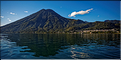 Lac Atitlan possède plusieurs villages comme celui de San Pedro au pied du volcan du même nom. (1)