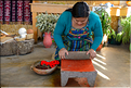 À San Juan les traditions mayas sont restées fortes, notamment avec la réalisation de tissus très colorés. (2)