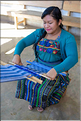 À San Juan les traditions mayas sont restées fortes, notamment avec la réalisation de tissus très colorés. (8)