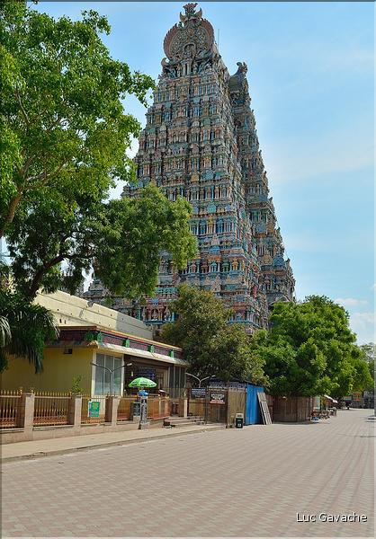 Le Temple de Sri Meenaski de Madurai est l'un des plus grands d'Inde. Il date du VIII ème siècle mais a été rebati au XIII et au XVII ème siècle. (2)
