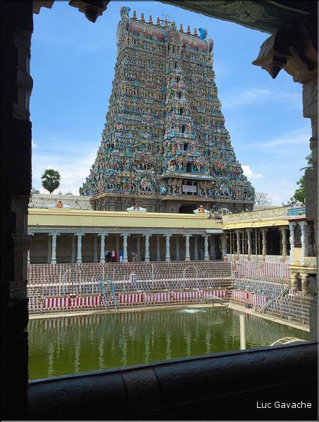 Le Temple de Sri Meenaski de Madurai est l'un des plus grands d'Inde. Il date du VIII ème siècle mais a été rebati au XIII et au XVII ème siècle. (3)