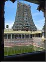 Le Temple de Sri Meenaski de Madurai est l'un des plus grands d'Inde. Il date du VIII ème siècle mais a été rebati au XIII et au XVII ème siècle. (3)