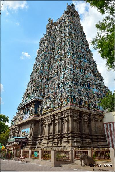 Le Temple de Sri Meenaski de Madurai est l'un des plus grands d'Inde. Il date du VIII ème siècle mais a été rebati au XIII et au XVII ème siècle. (6)