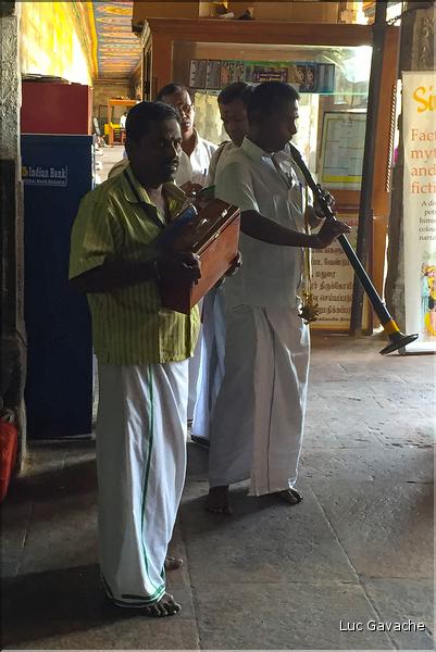 Le Temple de Sri Meenaski de Madurai est l'un des plus grands d'Inde. Il date du VIII ème siècle mais a été rebati au XIII et au XVII ème siècle. (9)