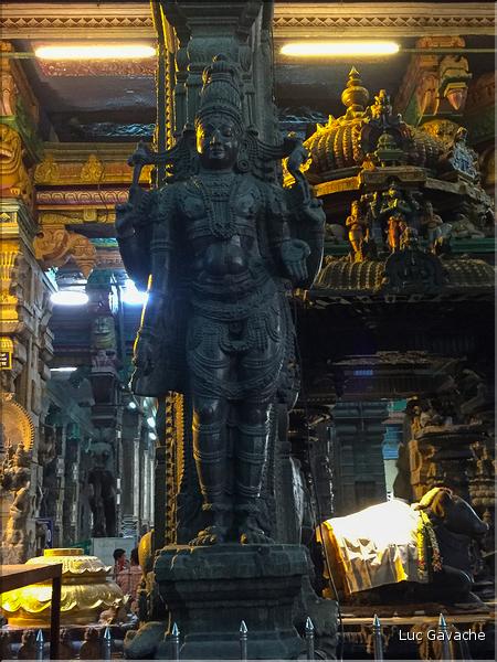 Le Temple de Sri Meenaski de Madurai est l'un des plus grands d'Inde. Il date du VIII ème siècle mais a été rebati au XIII et au XVII ème siècle. (18)