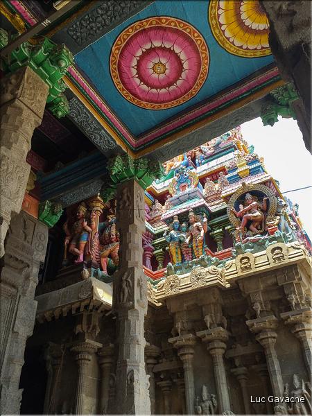 Le Temple de Sri Meenaski de Madurai est l'un des plus grands d'Inde. Il date du VIII ème siècle mais a été rebati au XIII et au XVII ème siècle. (20)