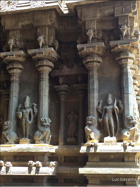 Le Temple de Sri Meenaski de Madurai est l'un des plus grands d'Inde. Il date du VIII ème siècle mais a été rebati au XIII et au XVII ème siècle. (21)